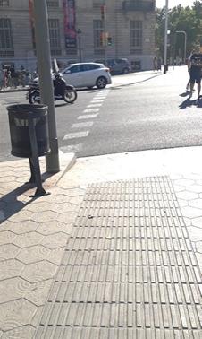 Figure 10. Photograph of a directional tactile paving, leading to a crossing on Passeig de Gracia.